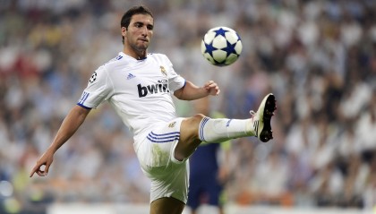 开云APP-本赛季主流战术揭秘：高位压迫VS反击反扑，高位压迫的优点