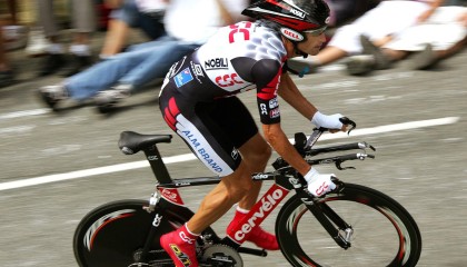 kaiyun-_极光冰雪赛：在极寒中火拼速度_，极光寒冰拳