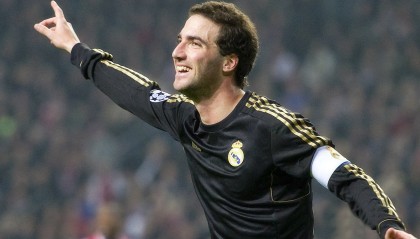 开云平台-“球场趣事：运动员场外的爆笑趣味瞬间”，球场上运动员的描写