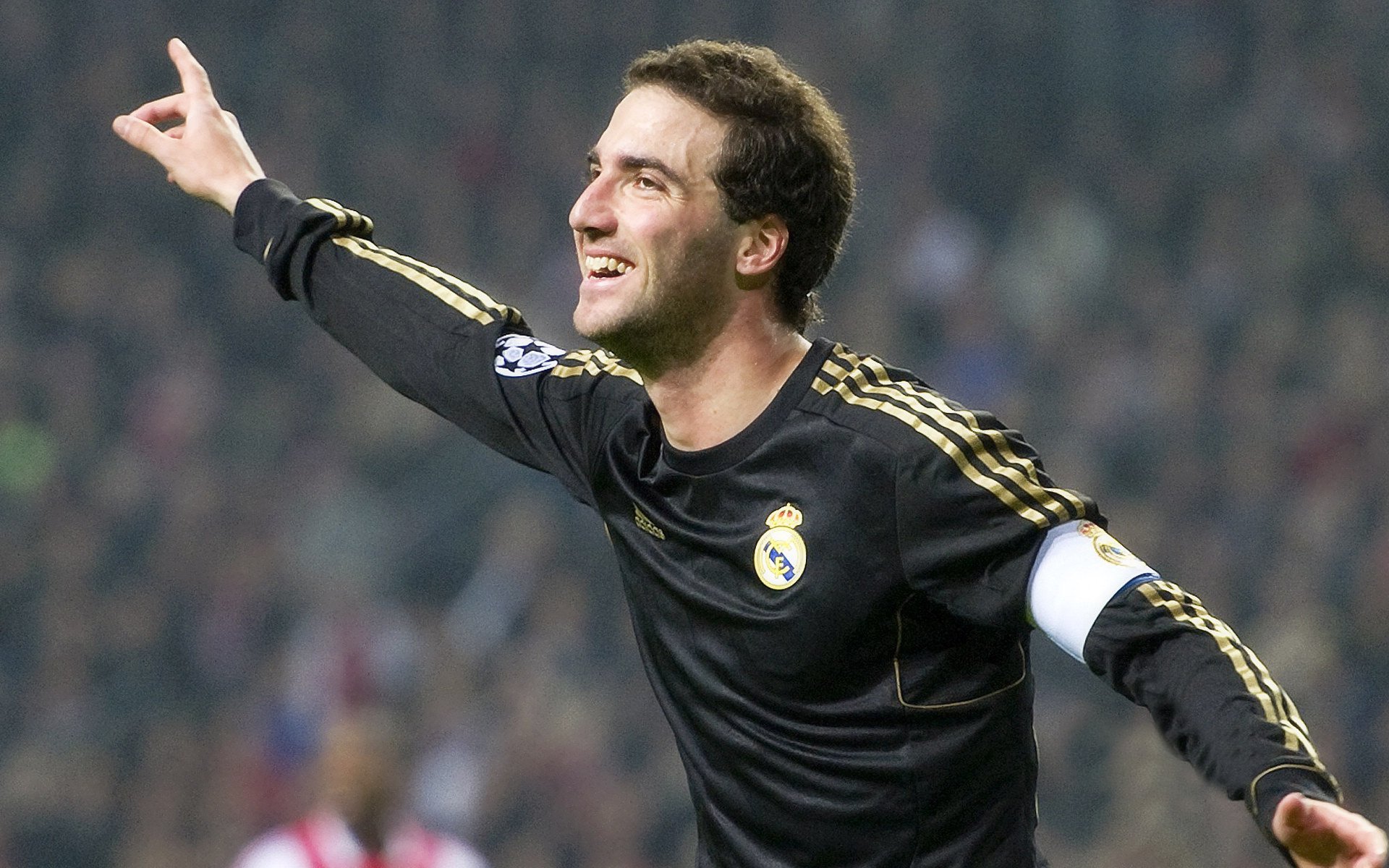 “球场趣事:运动员场外的爆笑趣味瞬间”,球场上运动员的描写